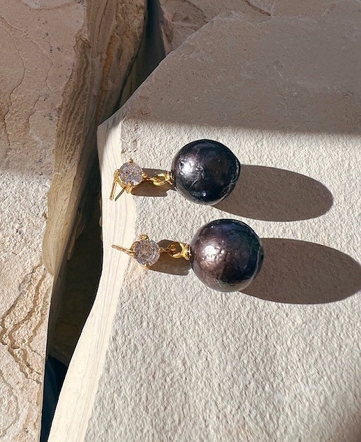 Shyla Cassandra Black Pearl earring
